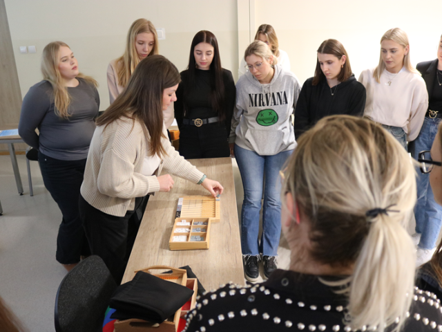 Magdalena Sarnot- Wrzecionowska z ReED Montessori School Kielce ze studentkami PPW