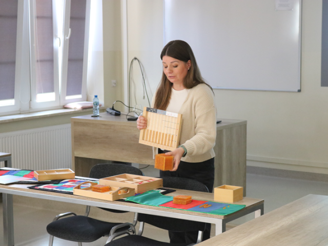 Magdalena Sarnot-Wrzecionowska z ReED Montessori School Kielce z pomocami montessoriańskimi 