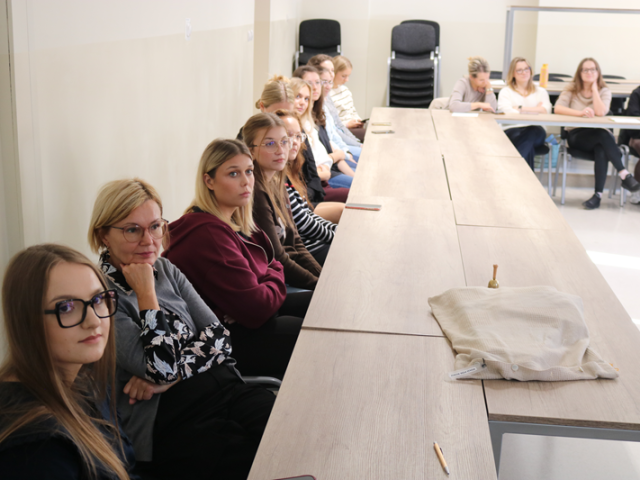 dr hab. Zuzanna Zbróg prof. UJK ze studentkami UJK oraz zaproszonymi gośćmi 