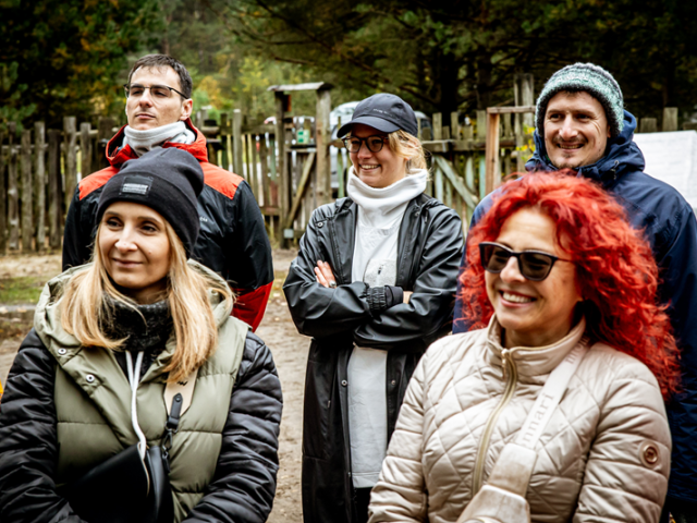 od lewej dr Paulina Tamborska, dr hab. Agnieszka Szplit, prof. UJK oraz nauczyciele z Forest School oraz REAL School Budapest