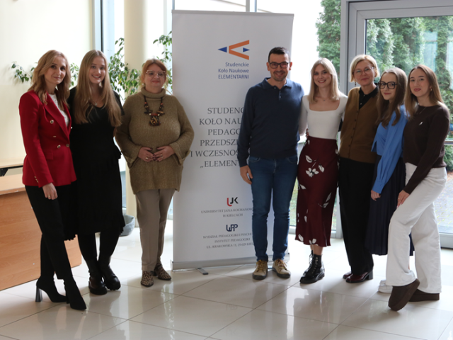 od lewej dr Paulina Tamborska, dr hab. Ilona Żeber- Dzikowska prof. UJK.  dr hab. Zuzanna Zbróg prof. UJK, dr Jarosław Jendza z zarządem „SKN Elementarni”: Anna Lizis, Aleksandra Niziołek, Paulina Woźniak, Magda Pietras