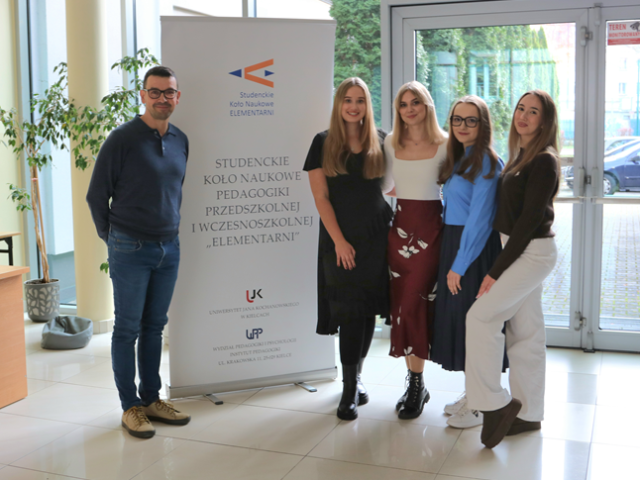 od lewej dr Jarosław Jendza, zarząd „SKN Elementarni”: Paulina Woźniak, Magda Pietras, Anna Lizis, Aleksandra Niziołek