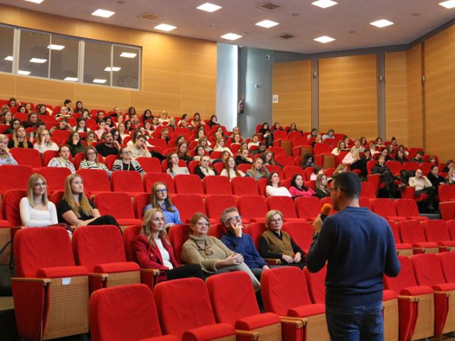 studenci UJK, przemawia dr Jarosław Jendza 