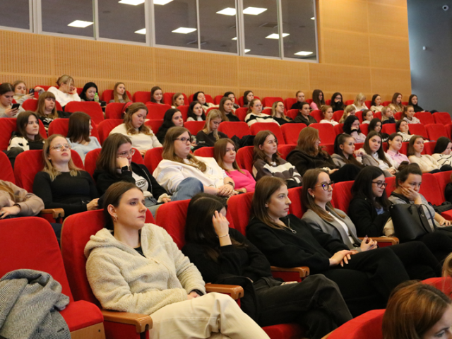 studenci UJK podczas wykładu, przemawia dr Jarosław Jendza