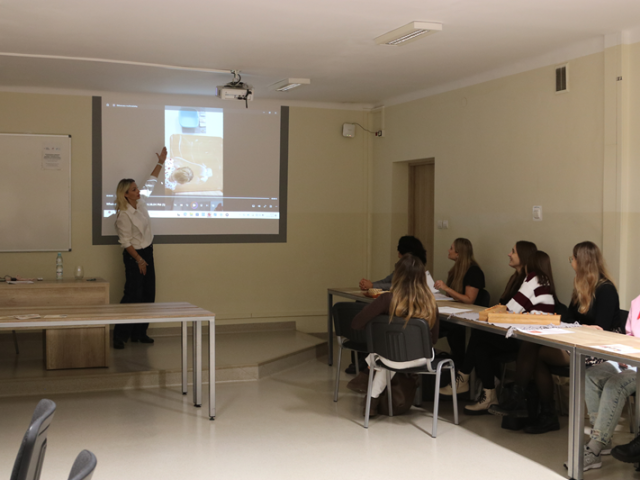 mgr Urszula Kaźmierska ze studentkami UJK 