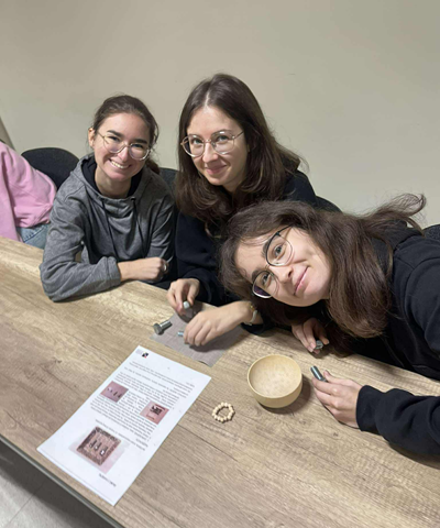 studentki UJK z pomocą montessoriańską