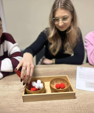 studentki UJK z pomocą montessoriańską