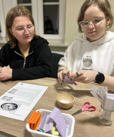 studentki UJK z pomocami montessoriańskimi