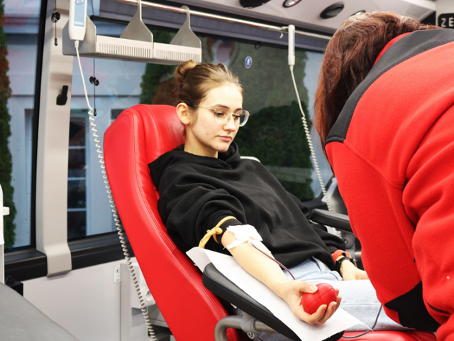 Uczestniczka akcji oddająca krew