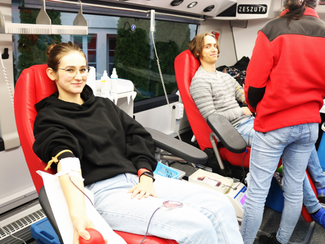 Uczestniczka akcji oddająca krew