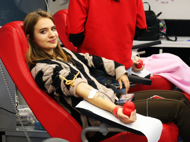Uczestniczka akcji oddająca krew