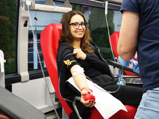 Uczestniczka akcji oddająca krew