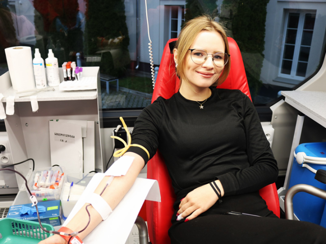 Uczestniczka akcji oddająca krew