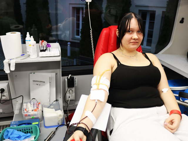 Uczestniczka akcji oddająca krew