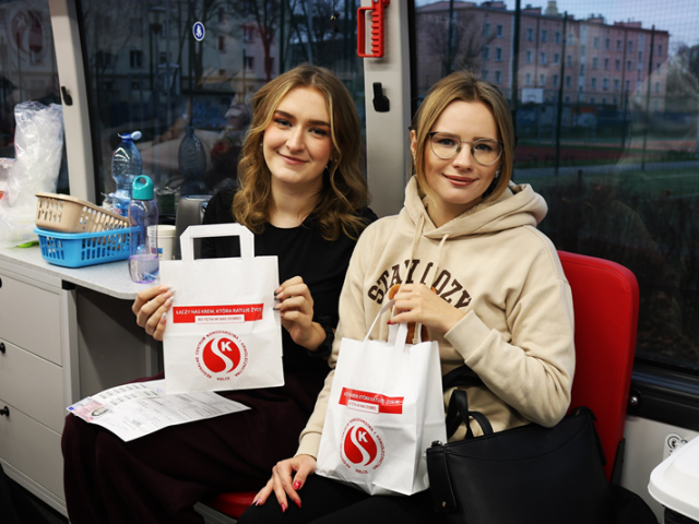 Studentki po akcji oddana krwi