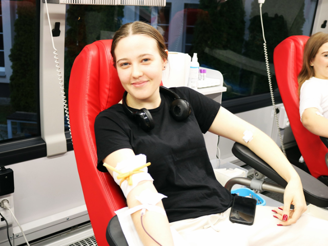 Uczestniczka akcji oddająca krew