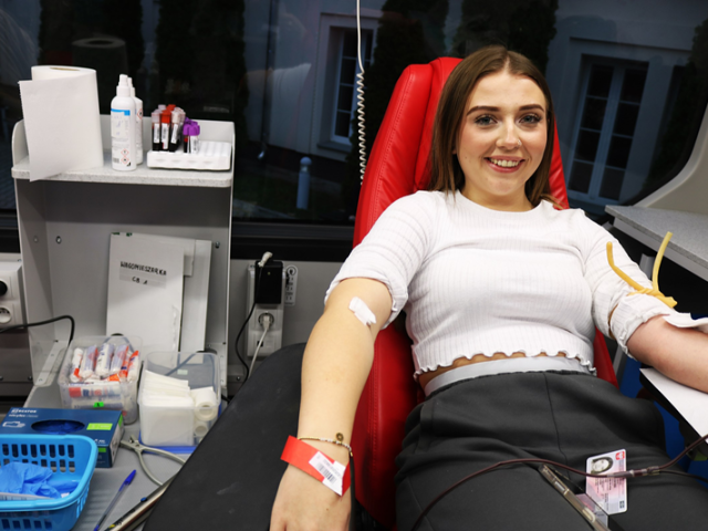 Uczestniczka akcji oddająca krew