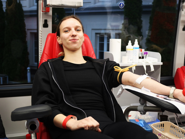 Uczestniczka akcji oddająca krew