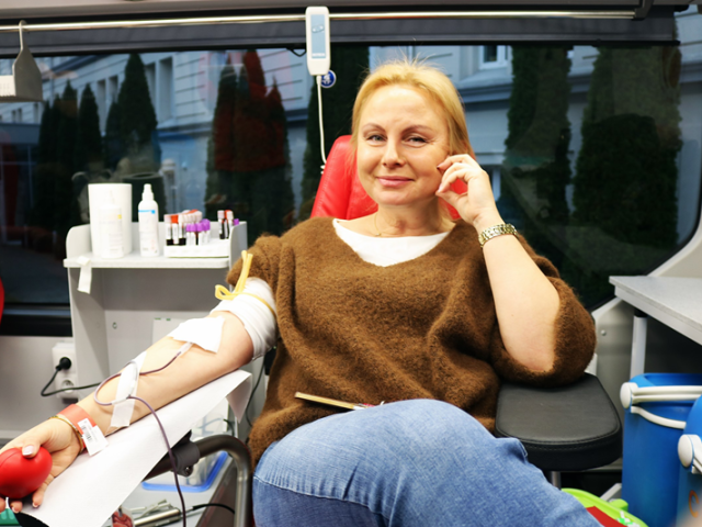 Uczestniczka akcji oddająca krew