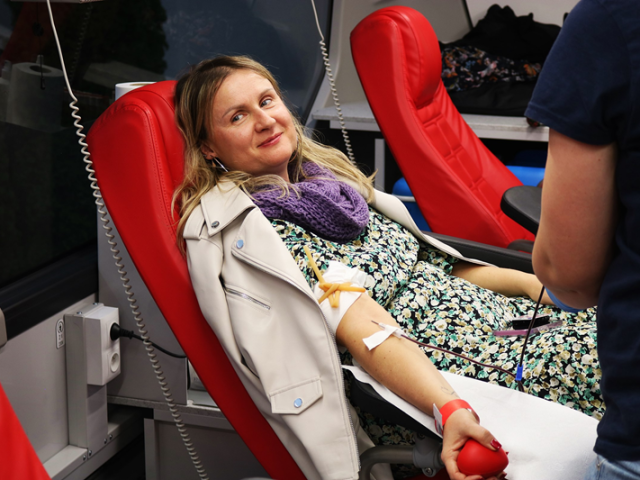 Uczestniczka akcji oddająca krew