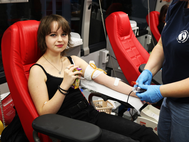Uczestniczka akcji oddająca krew