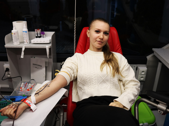 Uczestniczka akcji oddająca krew