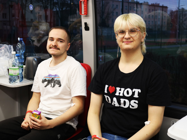 Uczestnicy akcji oddający krew