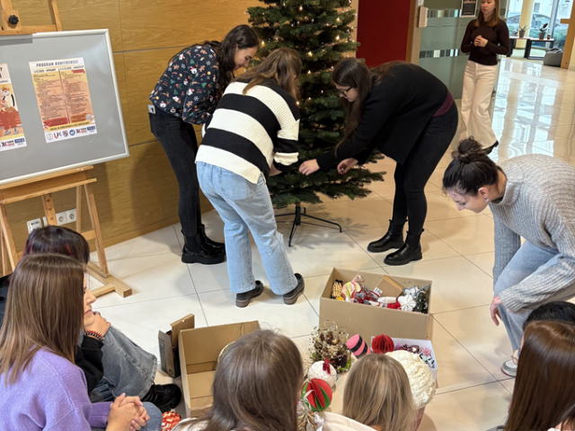 Studentki ubierają Choinkę