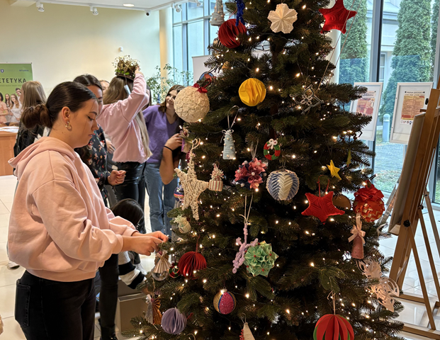 Studentki ubierają Choinkę