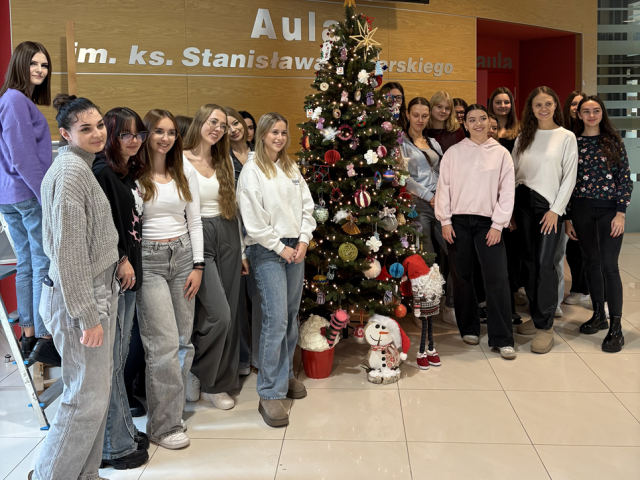Studentki ubierają Choinkę