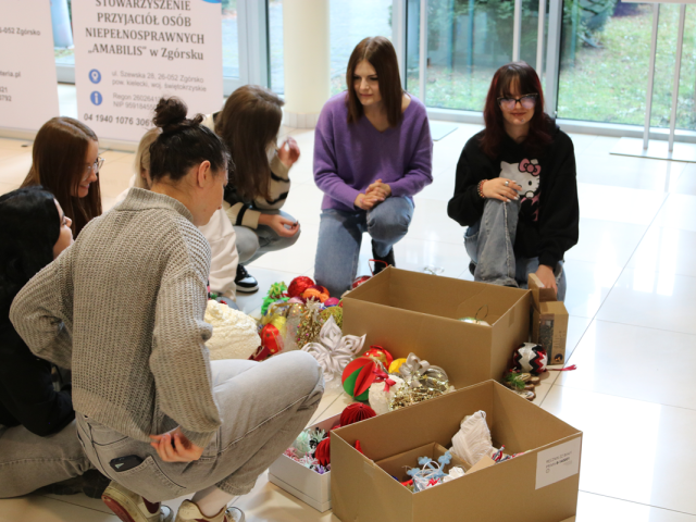 Studentki ubierają Choinkę