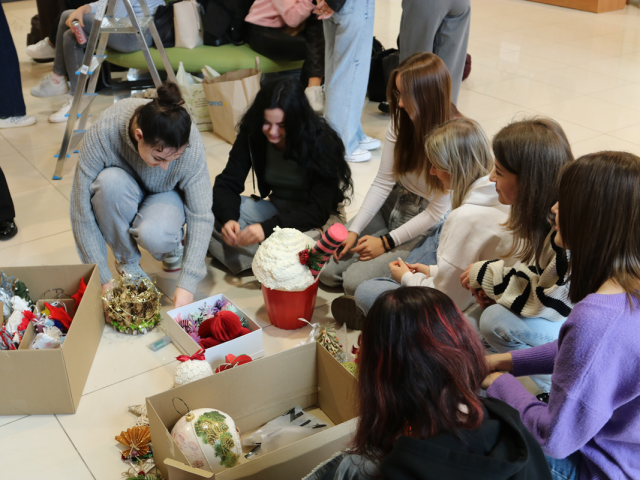 Studentki ubierają Choinkę