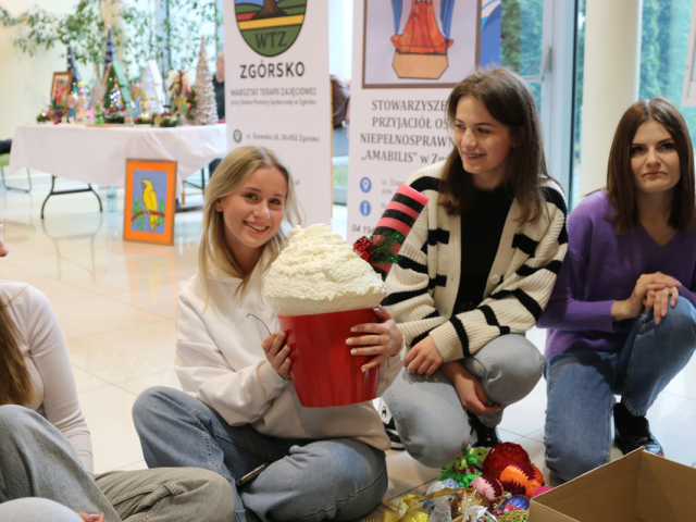 Studentki ubierają Choinkę
