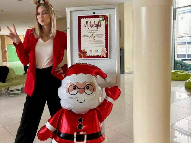 Członkini SKN „Elementarni” – Magdalena Pietras- przy plakacie promującym wydarzenie