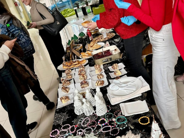 Członkinie Studenckiego Koła Naukowego „Elementarni” oraz studenci WPP podczas kiermaszu