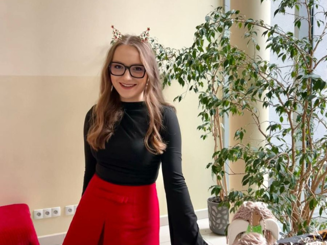 Członkini Studenckiego Koła Naukowego „Elementarni”- Anna Lizis- przy rękodziele sprzedawanym podczas kiermaszu 