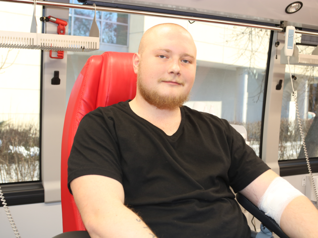 Uczestnik akcji oddająca krew