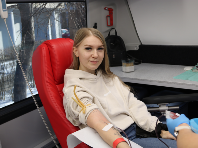 Uczestniczka akcji oddająca krew