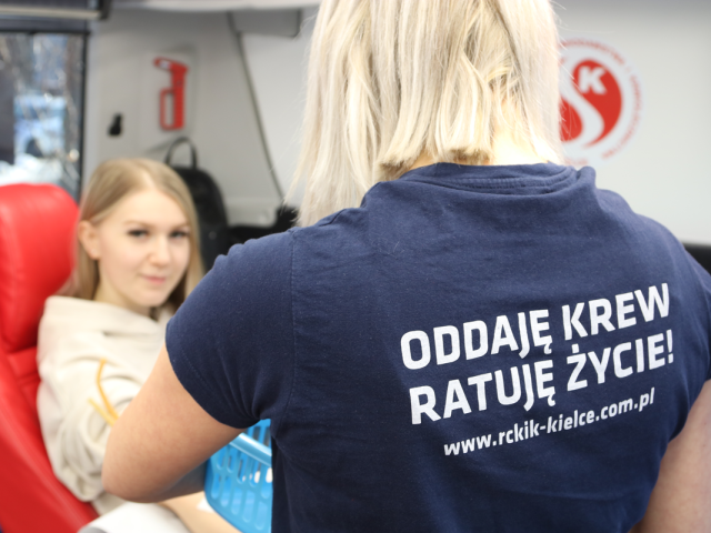Uczestniczka akcji oddająca krew