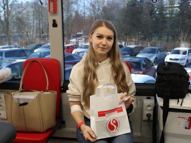 Uczestniczka akcji oddająca krew