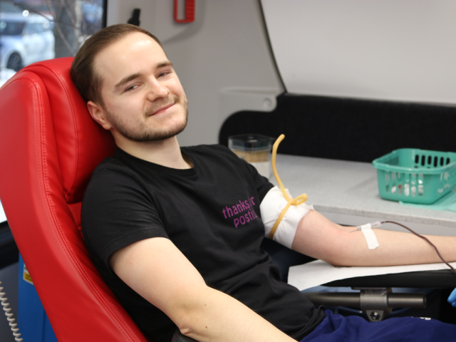 Uczestnik akcji oddająca krew