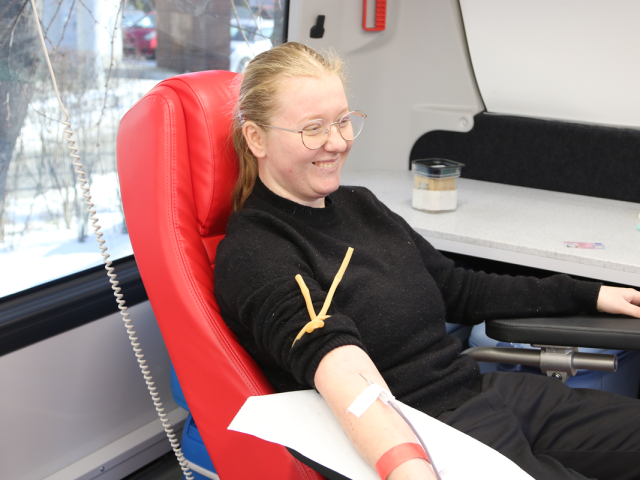 Uczestniczka akcji oddająca krew