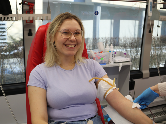 Uczestniczka akcji oddająca krew