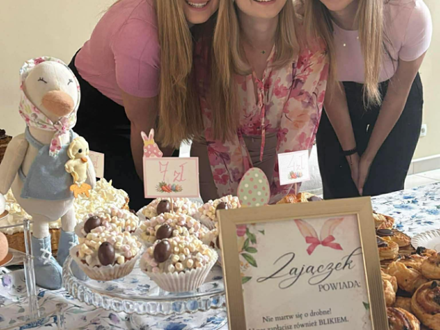 2- członkinie SKN „Elementarni”- Aleksandra Niziołek, Paulina Woźniak, Magdalena Pietras