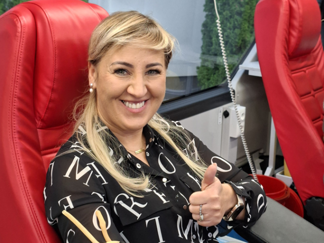 Uczestniczka akcji oddająca krew