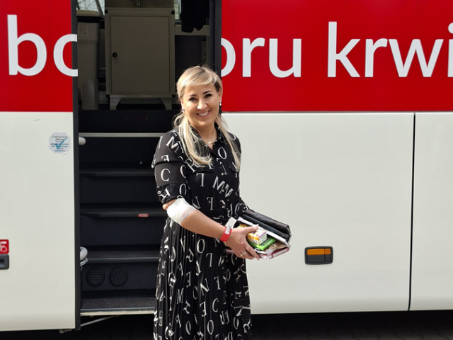 Uczestniczka akcji oddająca krew