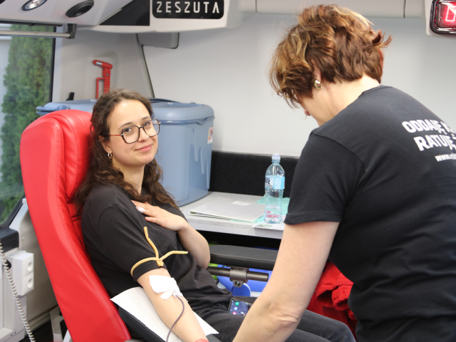Uczestniczka akcji oddająca krew