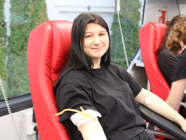 Uczestniczka akcji oddająca krew