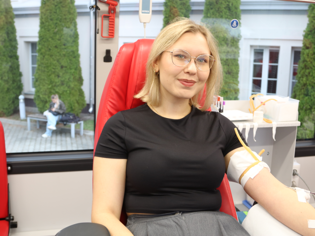 Uczestniczka akcji oddająca krew