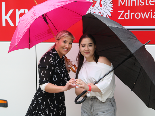 Uczestniczki akcji oddająca krew